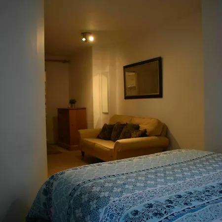Apartment 2 Bedroom With 2 Balconies In Sleeps 4 *